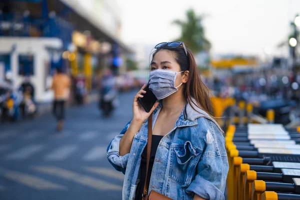 Mujer Joven Con Máscara Quirúrgica Calle Mientras Usa Teléfono Móvil — Foto de Stock