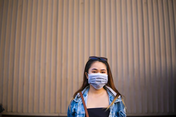 Πορτρέτο Της Νεαρής Γυναίκας Φορώντας Μια Προστατευτική Μάσκα Για Την — Φωτογραφία Αρχείου