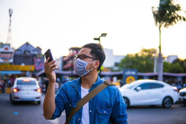 Sokakta Telefon Kullanırken Ameliyat Maskesi Takan Bir Adam Mikropları Zehirli — Stok fotoğraf