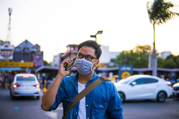 Άνθρωπος Που Φοράει Χειρουργική Μάσκα Στο Δρόμο Ενώ Χρησιμοποιεί Τηλέφωνο — Φωτογραφία Αρχείου