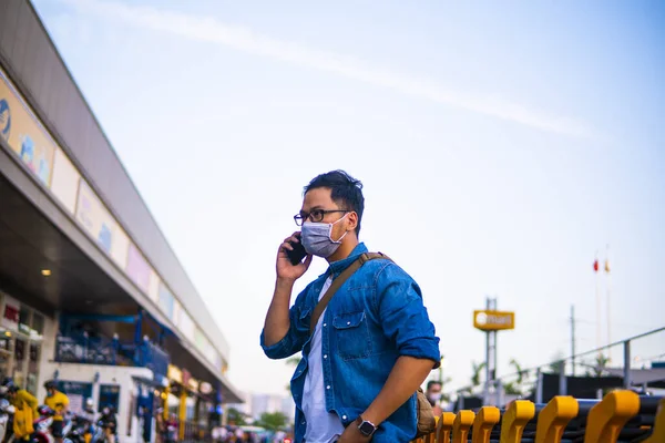 Homem Usando Máscara Cirúrgica Rua Usar Telefone Retrato Jovem Usando — Fotografia de Stock