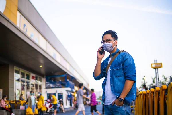 Sokakta Telefon Kullanırken Ameliyat Maskesi Takan Bir Adam Mikropları Zehirli — Stok fotoğraf