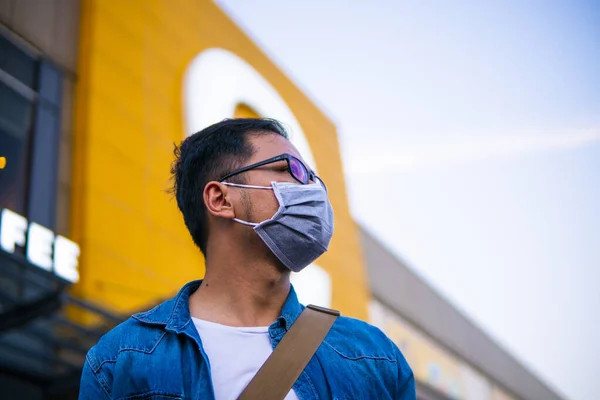 Ritratto Giovane Uomo Che Indossa Una Maschera Protettiva Fuori Dal — Foto Stock