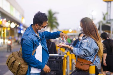 Dezenfekte jeli kullanan arkadaşlar. Novel Coronavirus (2019-nCoV) ya da Wuhan Coronavirus 'a karşı. Antiseptik, Hijyen ve Sağlık Konsepti