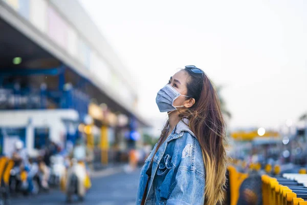 有毒煙 スーパーマーケットの外のほこりを防ぐために保護マスクを着用若い女性の肖像画 細菌感染の予防通りや庭園の周りの空気中のコロナウイルスやCovid — ストック写真