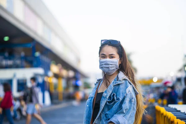 Πορτρέτο Της Νεαρής Γυναίκας Φορώντας Μια Προστατευτική Μάσκα Για Την — Φωτογραφία Αρχείου