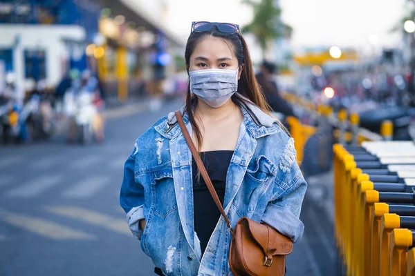 Retrato Una Mujer Joven Con Una Máscara Protectora Para Prevenir — Foto de Stock