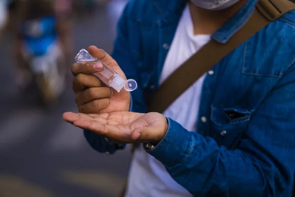 Hombre Asiático Que Usa Dispensador Gel Desinfectante Manos Lavado Contra — Foto de Stock