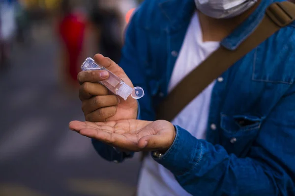 Hombre Asiático Que Usa Dispensador Gel Desinfectante Manos Lavado Contra — Foto de Stock