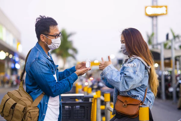 Φίλοι Χρησιμοποιούν Τζελ Απολύμανσης Κατά Novel Coronavirus 2019 Ncov Wuhan — Φωτογραφία Αρχείου
