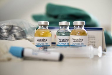 Aşı ve şırınga. Corona virüsü enfeksiyonuna karşı önleme, aşılama ve tedavi için kullanılır (yeni Coronavirus hastalığı 2019, COVID-19, nCoV 2019). Tıp bulaşıcı kavramı.