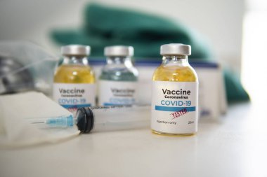 Aşı ve şırınga. Corona virüsü enfeksiyonuna karşı önleme, aşılama ve tedavi için kullanılır (yeni Coronavirus hastalığı 2019, COVID-19, nCoV 2019). Tıp bulaşıcı kavramı.