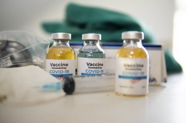 Aşı ve şırınga. Corona virüsü enfeksiyonuna karşı önleme, aşılama ve tedavi için kullanılır (yeni Coronavirus hastalığı 2019, COVID-19, nCoV 2019). Tıp bulaşıcı kavramı.