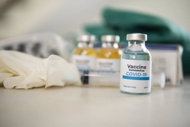 Aşı ve şırınga. Corona virüsü enfeksiyonuna karşı önleme, aşılama ve tedavi için kullanılır (yeni Coronavirus hastalığı 2019, COVID-19, nCoV 2019). Tıp bulaşıcı kavramı.