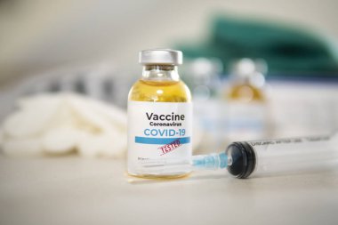 Aşı ve şırınga. Corona virüsü enfeksiyonuna karşı önleme, aşılama ve tedavi için kullanılır (yeni Coronavirus hastalığı 2019, COVID-19, nCoV 2019). Tıp bulaşıcı kavramı.