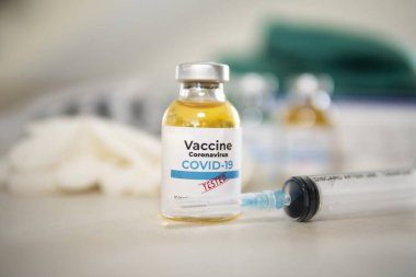 Aşı ve şırınga. Corona virüsü enfeksiyonuna karşı önleme, aşılama ve tedavi için kullanılır (yeni Coronavirus hastalığı 2019, COVID-19, nCoV 2019). Tıp bulaşıcı kavramı.