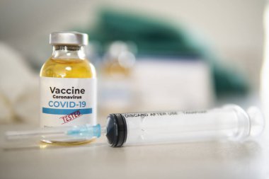 Aşı ve şırınga. Corona virüsü enfeksiyonuna karşı önleme, aşılama ve tedavi için kullanılır (yeni Coronavirus hastalığı 2019, COVID-19, nCoV 2019). Tıp bulaşıcı kavramı.