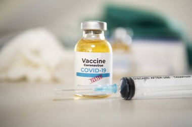 Aşı ve şırınga. Corona virüsü enfeksiyonuna karşı önleme, aşılama ve tedavi için kullanılır (yeni Coronavirus hastalığı 2019, COVID-19, nCoV 2019). Tıp bulaşıcı kavramı.