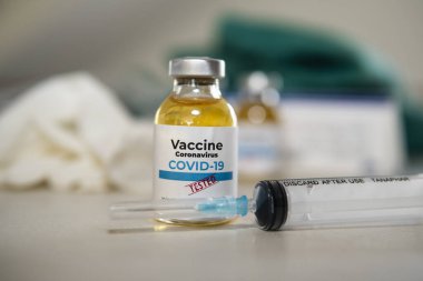 Aşı ve şırınga. Corona virüsü enfeksiyonuna karşı önleme, aşılama ve tedavi için kullanılır (yeni Coronavirus hastalığı 2019, COVID-19, nCoV 2019). Tıp bulaşıcı kavramı.