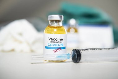 Aşı ve şırınga. Corona virüsü enfeksiyonuna karşı önleme, aşılama ve tedavi için kullanılır (yeni Coronavirus hastalığı 2019, COVID-19, nCoV 2019). Tıp bulaşıcı kavramı.