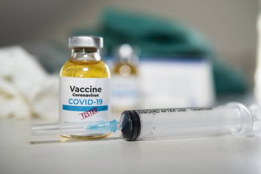 Aşı ve şırınga. Corona virüsü enfeksiyonuna karşı önleme, aşılama ve tedavi için kullanılır (yeni Coronavirus hastalığı 2019, COVID-19, nCoV 2019). Tıp bulaşıcı kavramı.