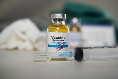 Aşı ve şırınga. Corona virüsü enfeksiyonuna karşı önleme, aşılama ve tedavi için kullanılır (yeni Coronavirus hastalığı 2019, COVID-19, nCoV 2019). Tıp bulaşıcı kavramı.