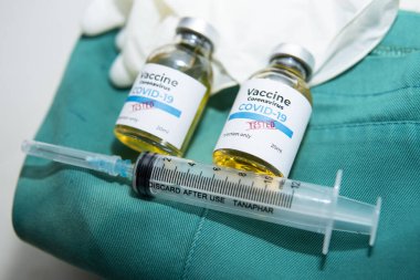 Aşı ve şırınga. Corona virüsü enfeksiyonuna karşı önleme, aşılama ve tedavi için kullanılır (yeni Coronavirus hastalığı 2019, COVID-19, nCoV 2019). Tıp bulaşıcı kavramı.