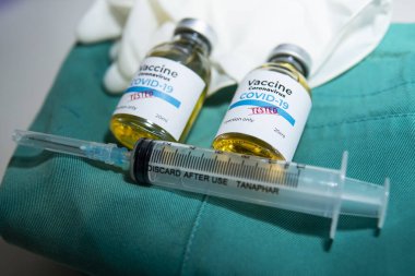 Aşı ve şırınga. Corona virüsü enfeksiyonuna karşı önleme, aşılama ve tedavi için kullanılır (yeni Coronavirus hastalığı 2019, COVID-19, nCoV 2019). Tıp bulaşıcı kavramı.
