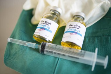 Aşı ve şırınga. Corona virüsü enfeksiyonuna karşı önleme, aşılama ve tedavi için kullanılır (yeni Coronavirus hastalığı 2019, COVID-19, nCoV 2019). Tıp bulaşıcı kavramı.