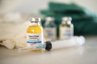 Aşı ve şırınga. Corona virüsü enfeksiyonuna karşı önleme, aşılama ve tedavi için kullanılır (yeni Coronavirus hastalığı 2019, COVID-19, nCoV 2019). Tıp bulaşıcı kavramı.