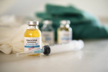 Aşı ve şırınga. Corona virüsü enfeksiyonuna karşı önleme, aşılama ve tedavi için kullanılır (yeni Coronavirus hastalığı 2019, COVID-19, nCoV 2019). Tıp bulaşıcı kavramı.