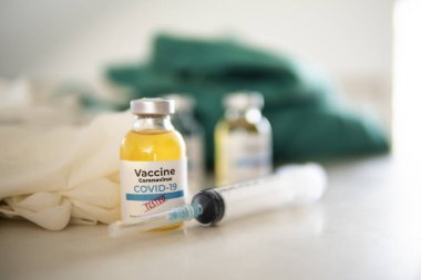 Aşı ve şırınga. Corona virüsü enfeksiyonuna karşı önleme, aşılama ve tedavi için kullanılır (yeni Coronavirus hastalığı 2019, COVID-19, nCoV 2019). Tıp bulaşıcı kavramı.