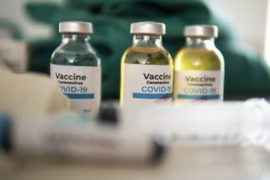 Aşı ve şırınga. Corona virüsü enfeksiyonuna karşı önleme, aşılama ve tedavi için kullanılır (yeni Coronavirus hastalığı 2019, COVID-19, nCoV 2019). Tıp bulaşıcı kavramı.