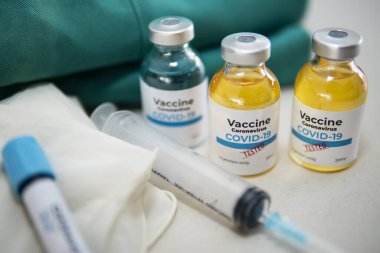 Aşı ve şırınga. Corona virüsü enfeksiyonuna karşı önleme, aşılama ve tedavi için kullanılır (yeni Coronavirus hastalığı 2019, COVID-19, nCoV 2019). Tıp bulaşıcı kavramı.