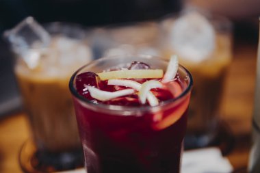 Tahta masanın üstünde içki bardakları var.