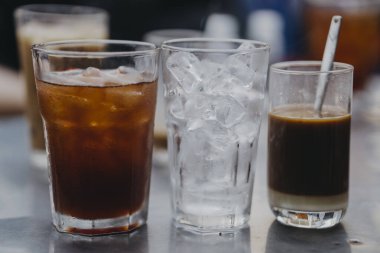 Geleneksel damlalı kahve seti veya 