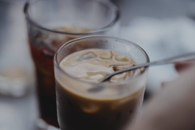 Geleneksel damlalı kahve seti veya 