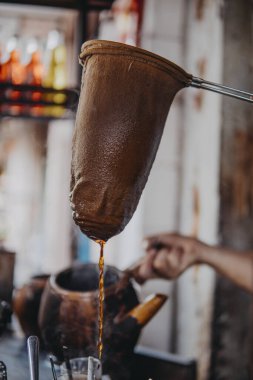 Geleneksel damlalı kahve seti veya 