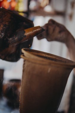 Geleneksel damlalı kahve seti veya 