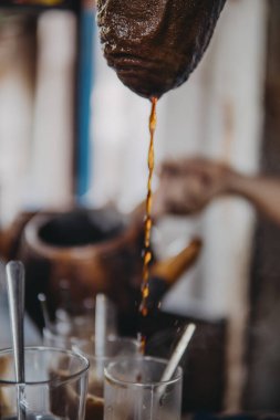 Geleneksel damlalı kahve seti veya 