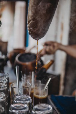 Geleneksel damlalı kahve seti veya 