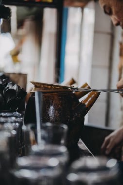 Geleneksel damlalı kahve seti veya 