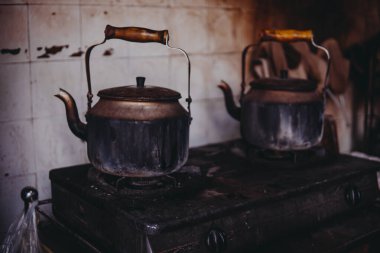 Geleneksel damlalı kahve seti veya 