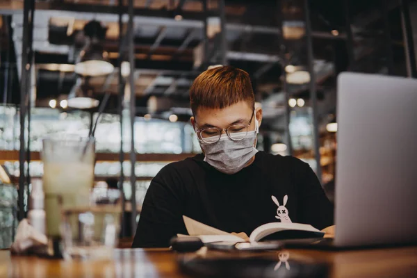 아시아인 젊은이 카페에 있어요 라이프 스타일 남자가 마스크를 있다고 초상화 — 스톡 사진
