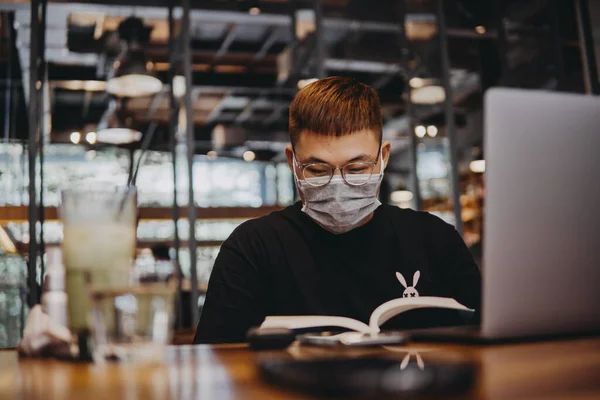 아시아인 젊은이 카페에 있어요 라이프 스타일 남자가 마스크를 있다고 초상화 — 스톡 사진