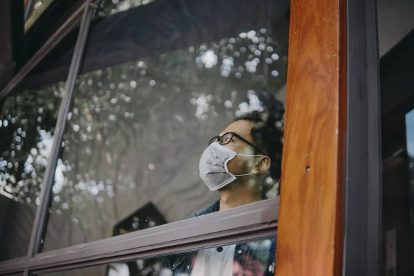 Chico Triste Joven Aislado Quédate Casa Con Máscara Médica Estéril — Foto de Stock