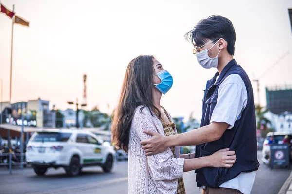 Νέοι Χιλιετίες Ζευγάρι Αγκαλιάζει Και Φορώντας Μια Προστατευτική Μάσκα Προσώπου — Φωτογραφία Αρχείου