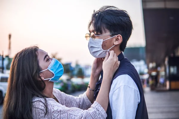 Pareja Joven Con Máscaras Médicas Máscara Médica Para Proteger Contra — Foto de Stock