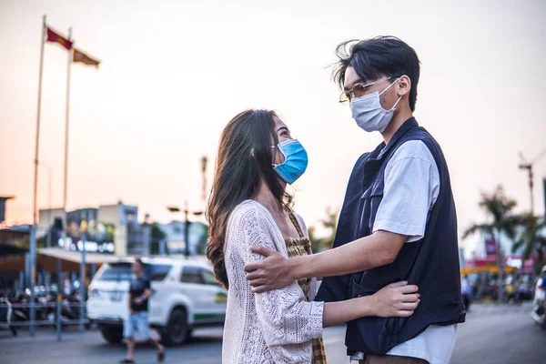 Νέοι Χιλιετίες Ζευγάρι Αγκαλιάζει Και Φορώντας Μια Προστατευτική Μάσκα Προσώπου — Φωτογραφία Αρχείου
