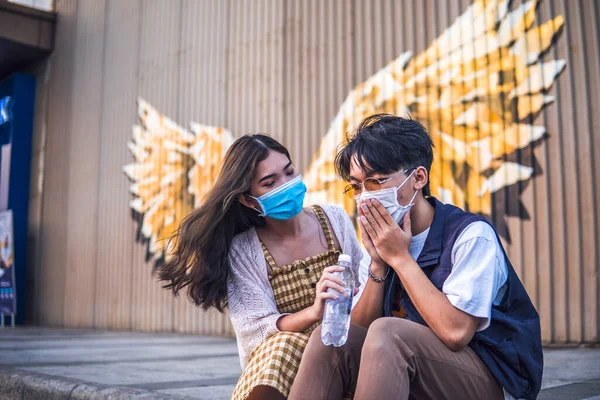 Ανθυγιεινός Ασιάτης Φτερνίζεται Και Βήχει Προστατευτική Μάσκα Προσώπου Ενώ Γυναίκα — Φωτογραφία Αρχείου
